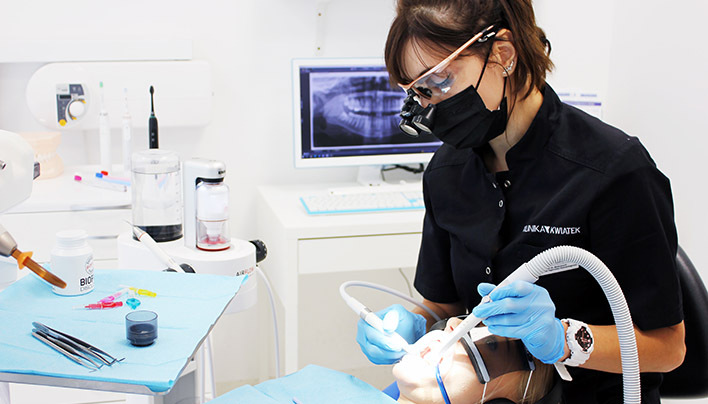 Skaling i piaskowanie zębów Poznań