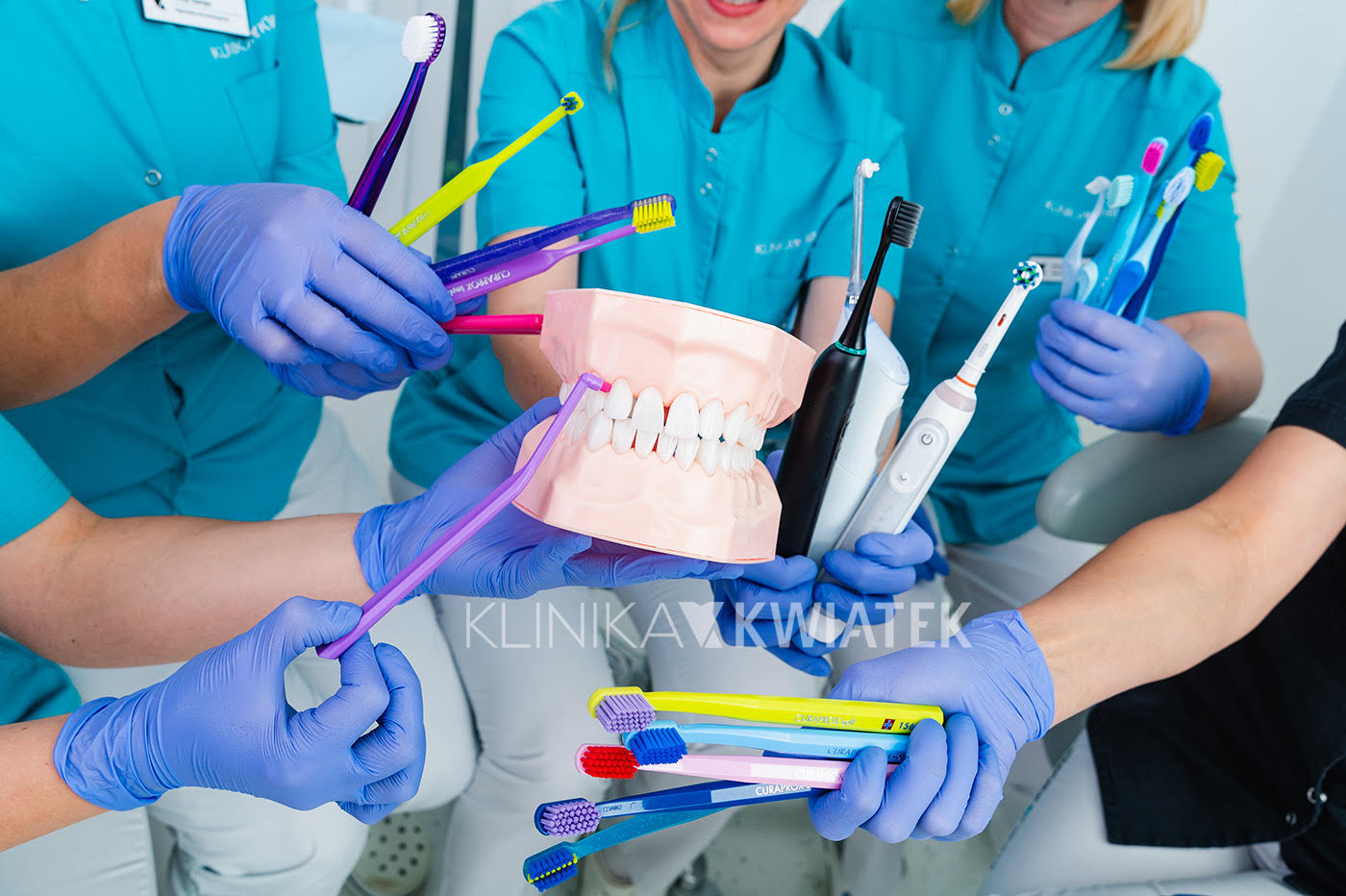 oczyszczone zęby i przestrzenie międzyzębowe