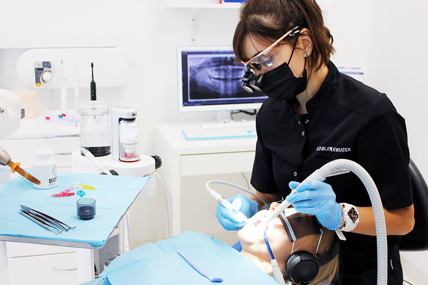 oczyszczanie zębów z płytki nazębnej, higienizacja zębów Poznań