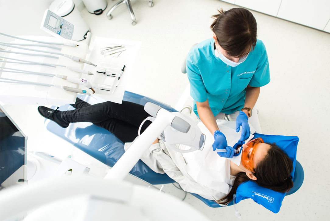 Wybielanie zębów Poznań - zabieg wybielania zębów