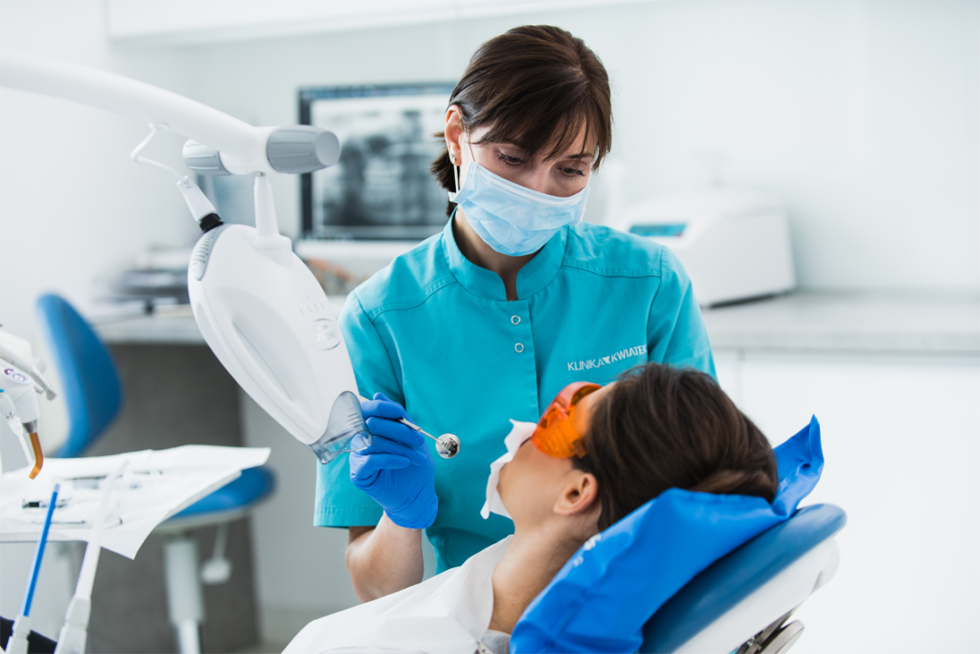 wybielanie zębów w celu usunięcia skutków palenia papierosów